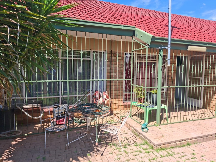 To Let 2 Bedroom Property for Rent in Meiringspark North West